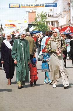 Девушки в мусульманской одежде на казанских улицах